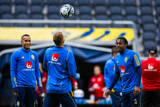 Robin Quaison and Anthony Elanga of the Swedish national