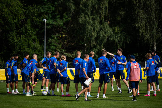 Head coach Daniel Bäckström talks to players of the