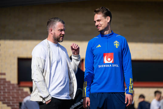 Jimmy Thelin, head coach of Elfsborg, talks to Daniel