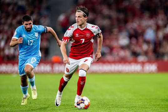 Alessandro Golinucci of San Marino och Mathias Jensen of