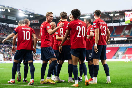 Antonio Nusa of Norway celebrates with Ola Solbakken