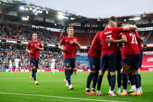 Antonio Nusa of Norway celebrates with Martin Ødegaard and