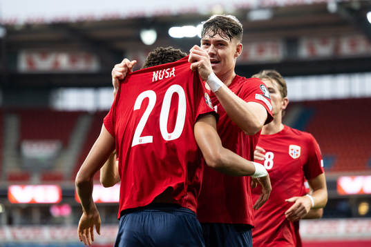 Antonio Nusa and Jørgen Strand Larsen of Norway celebrates