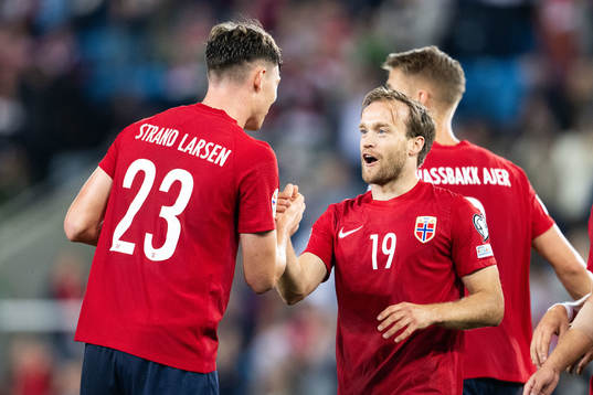 Bård Finne celebrates with Jørgen Strand Larsen