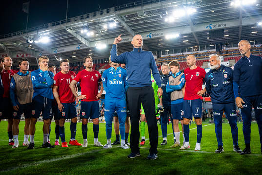 Ståle Solbakken, head coach of Norway, talks to players