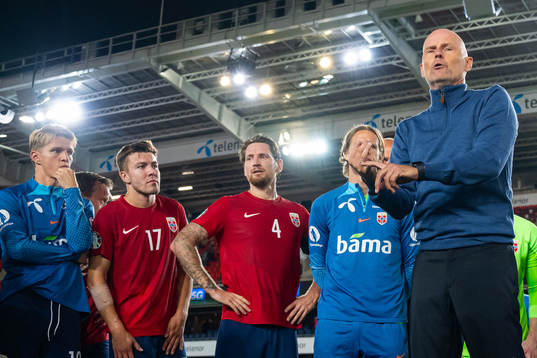 Ståle Solbakken, head coach of Norway, talks to Fredrik