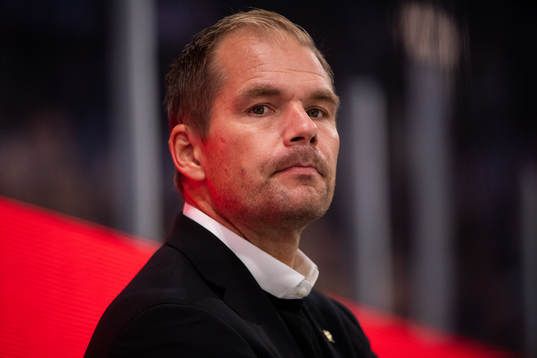 Head coach Thomas Mitell