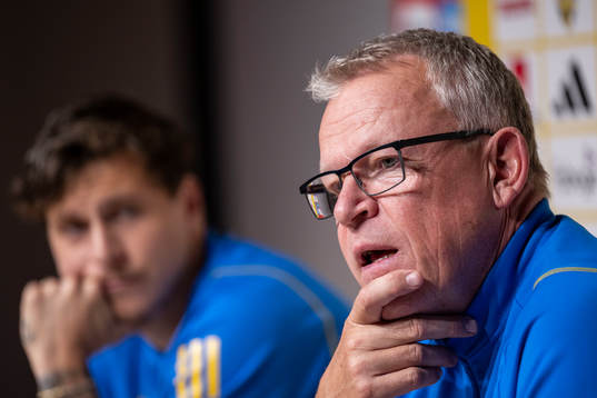 Victor Nilsson Lindelöf and head coach Janne Andersson of