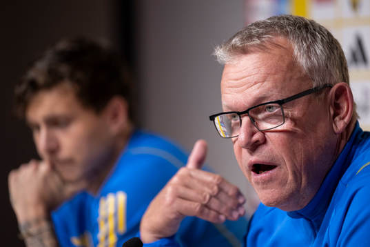 Victor Nilsson Lindelöf and head coach Janne Andersson of