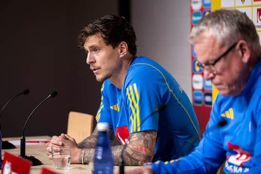 Victor Nilsson Lindelöf and head coach Janne Andersson of