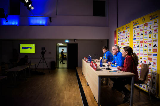Victor Nilsson Lindelöf, head coach Janne Andersson and