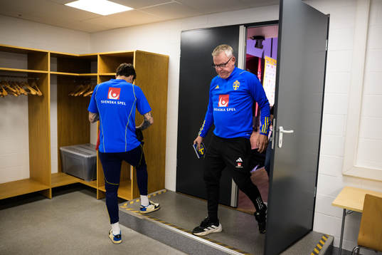 Victor Nilsson Lindelöf and head coach Janne Andersson of