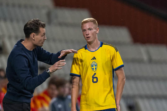 Head coach Daniel Bäckström and Hugo Larsson of Sweden