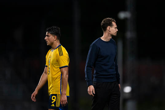 Jusef Erabi and head coach Daniel Bäckström of Sweden