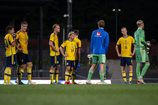 Players of Sweden looks dejected