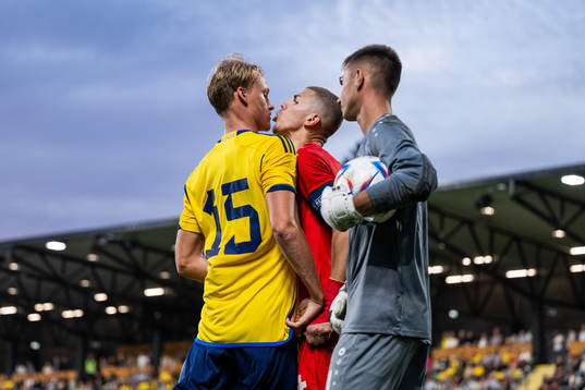 Irritated between Oscar Vilhelmsson of Sweden and Andrej