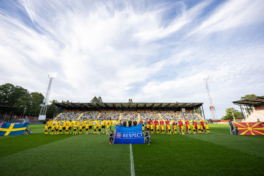 Players of Sweden and of North Macedonia