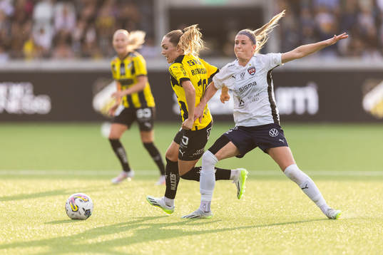 Häckens Elin Rubensson och FC Rosengårds Olivia Schough
