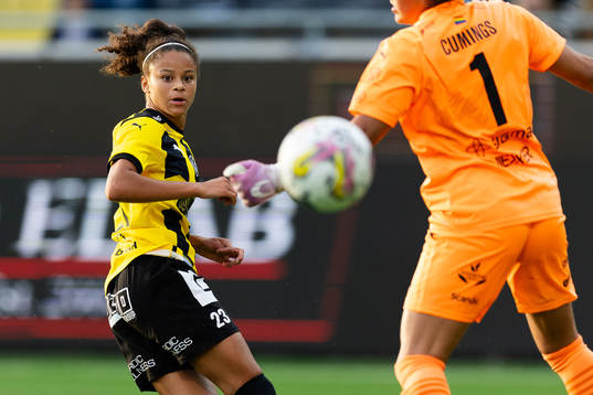 Häckens Felicia Schröder och FC Rosengårds målvakt