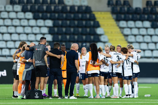 FC Rosengårds spelare och ledare samlade