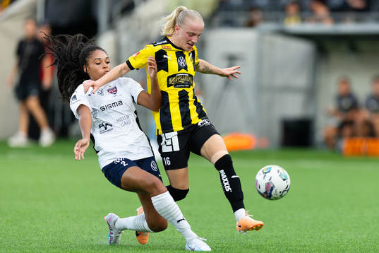 FC Rosengårds Isabella Obaze och Häckens Anna Sandberg
