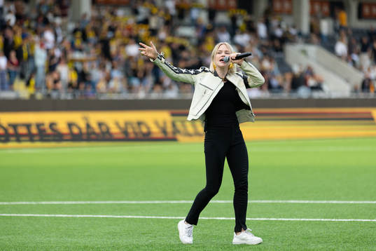 Artisten Ida Redig uppträder innan fotbollsmatchen i