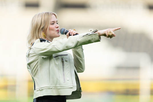 Artisten Ida Redig uppträder innan fotbollsmatchen i