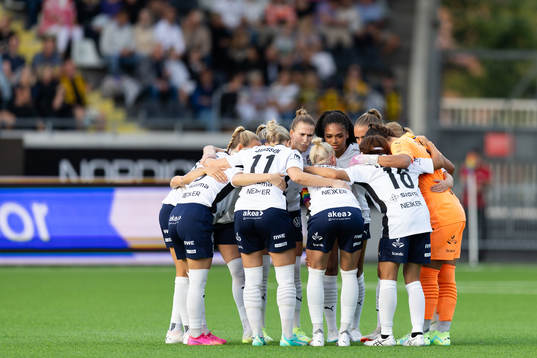 FC Rosengårds spelare samlade innan fotbollsmatchen i