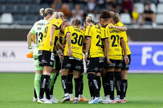 Häckens spelare samlade innan  fotbollsmatchen i