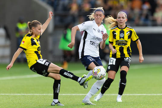 Häckens Katariina Kosola och FC Rosengårds Olivia Schough