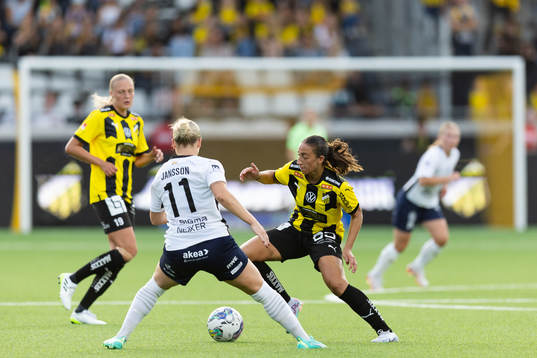 FC Rosengårds Emma Jansson och Häckens Rusul Rosa Kafaji
