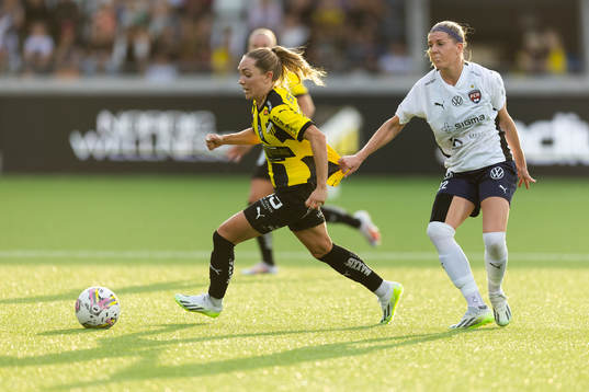Häckens Elin Rubensson och FC Rosengårds Olivia Schough