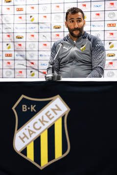 Häckens tränare Mak Lind på presskonferensen