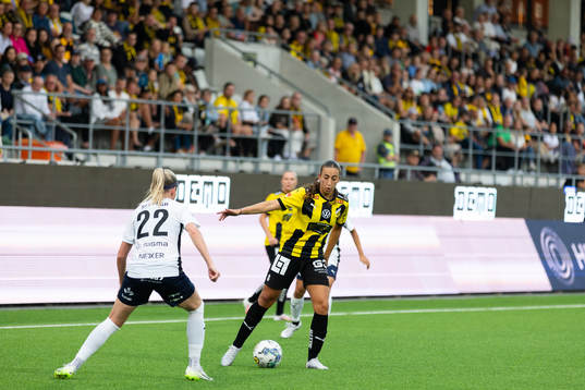 FC Rosengårds Olivia Schough och Häckens Rusul Rosa Kafaji