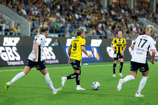 FC Rosengårds Olivia Schough och Caroline Seger mot
