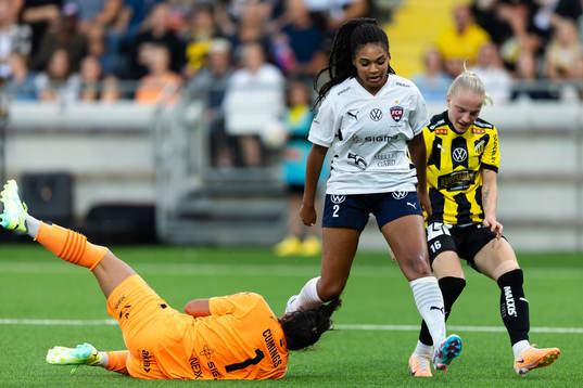 FC Rosengårds målvakt Eartha Cumings och Isabella Obaze
