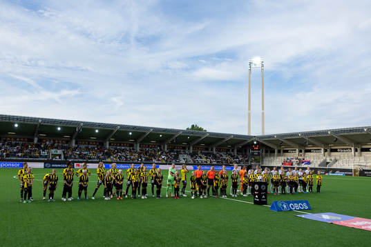 Spelarna på line up innan fotbollsmatchen i Damallsvenskan