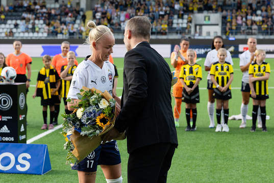 FC Rosengårds Caroline Seger uppvaktas med blommor för