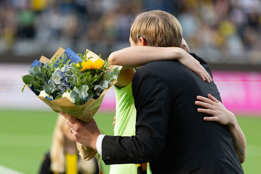 Häckens målvakt Jennifer Falk uppvaktas med blommor för