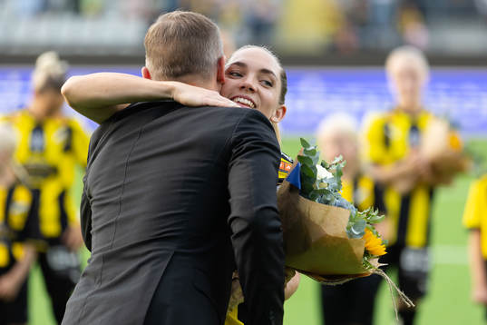 Häckens Elin Rubensson uppvaktas med blommor för