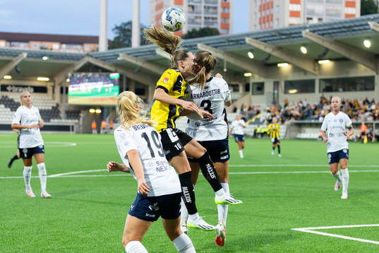 Häckens Elin Rubensson skallar ihop med FC Rosengårds