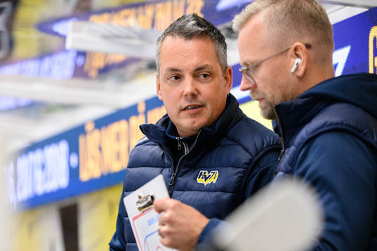 HV71s huvudtränare Tomas Montén och assisterande tränare