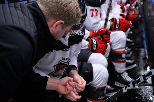 Malmö Redhawks Joakim Ryan får sin hand undersökt
