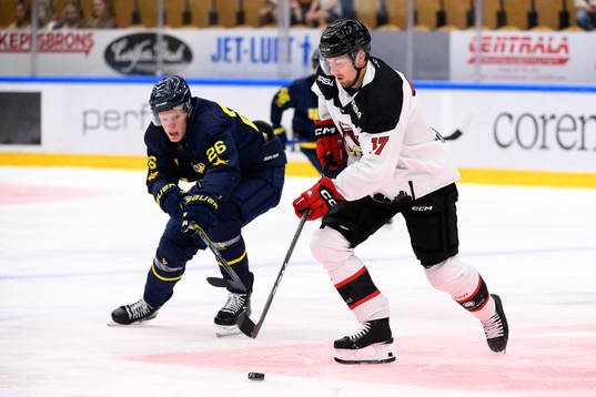 HV71s Tommi Tikka och Malmö Redhawks Johan Ivarsson