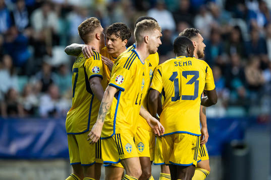 Viktor Gyökeres of Sweden celebrate with Victor Nilsson