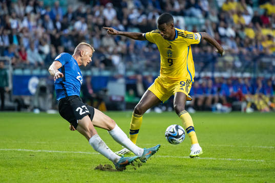 Vlasiy Sinyavskiy of Estonia and Alexander Isak of Sweden