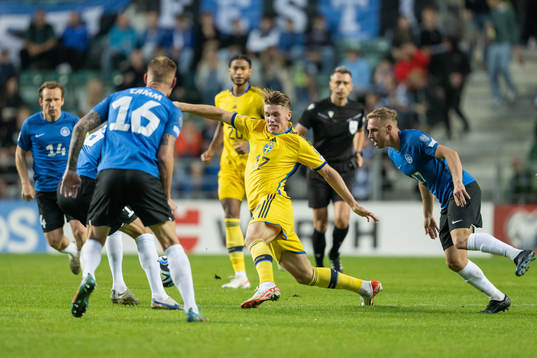 Viktor Gyökeres of Sweden and Martin Miller of Estonia