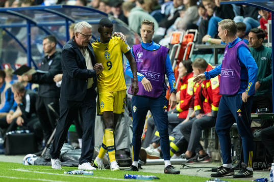 head coach Janne Andersson and Alexander Isak of Sweden