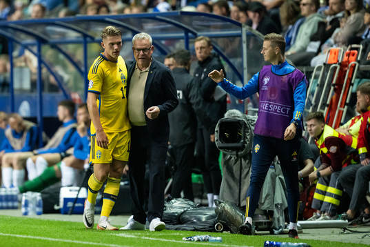 Viktor Gyökeres and head coach Janne Andersson of Sweden