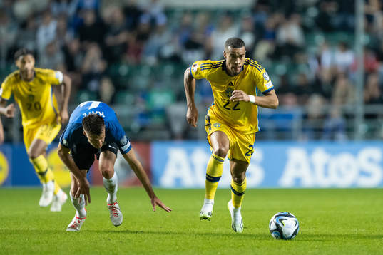 Mattias Käit of Estonia and Robin Quaison of Sweden